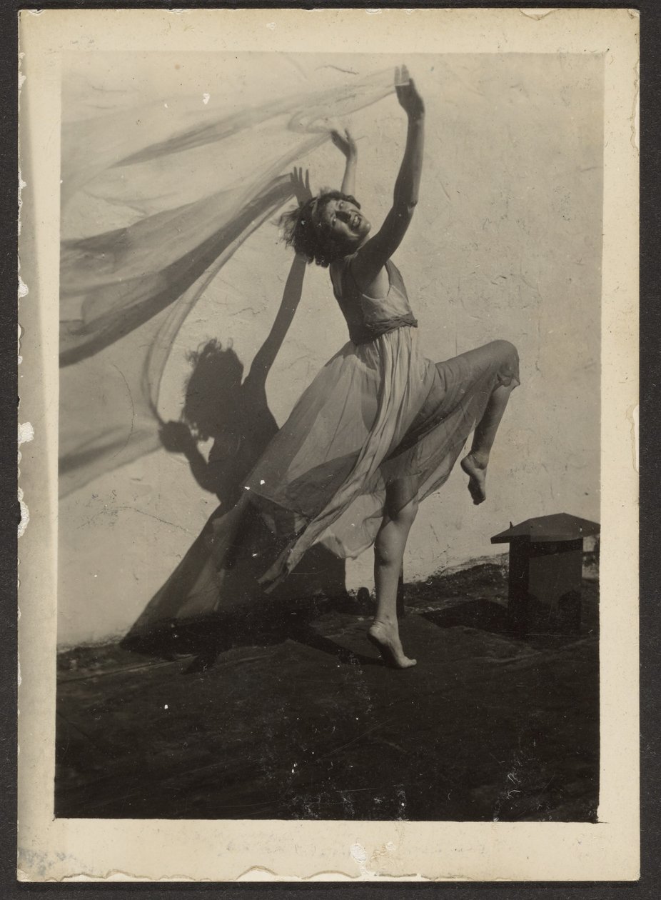 [Florence Dancing on Rooftop] alkotó: Louis Fleckenstein