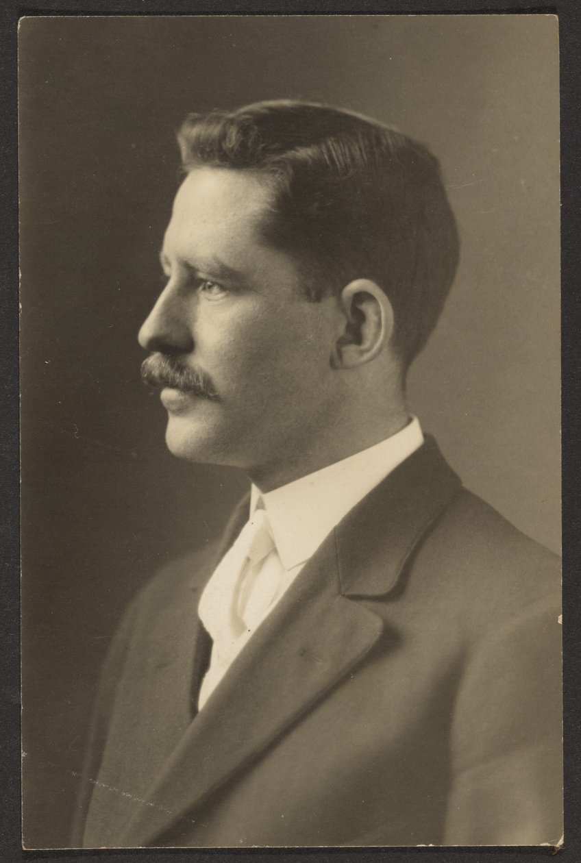[Férfi fehér nyakkendővel] alkotó: Louis Fleckenstein