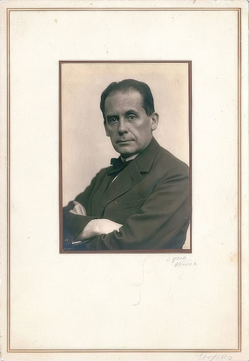 Walter Gropius (1883-1969). 1920-as évek eleje alkotó: Louis Held