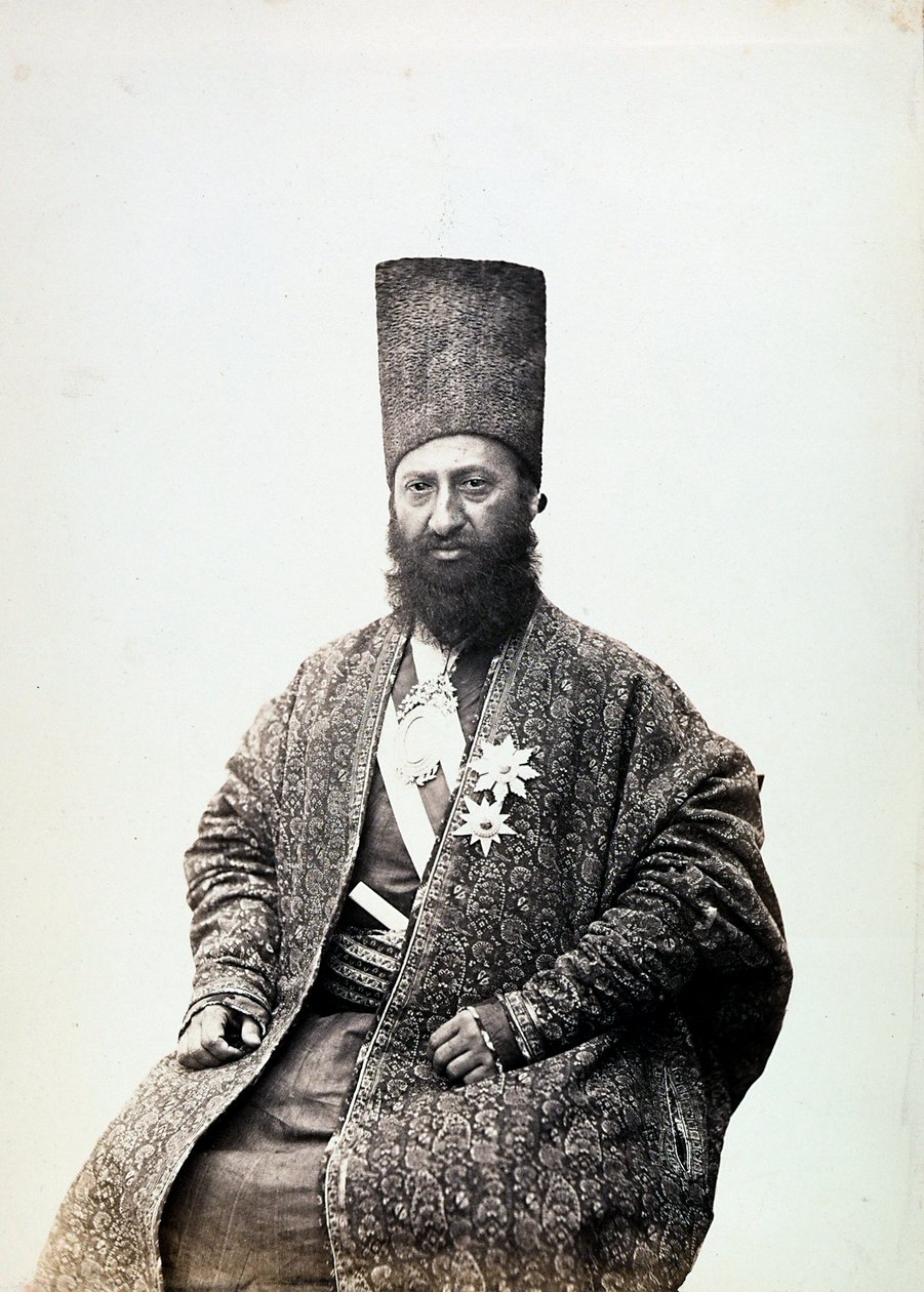 Egy férfi hagyományos öltözékben. Irán alkotó: Luigi Montabone