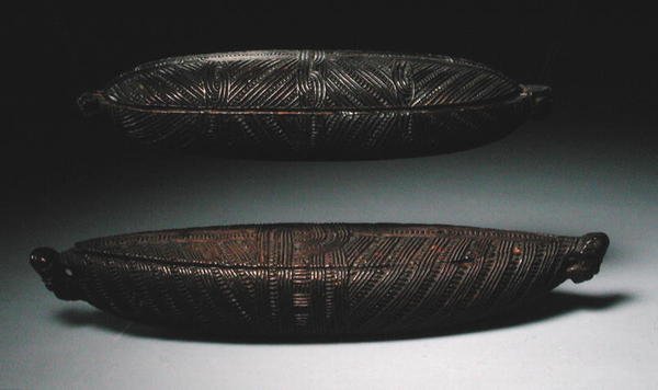 Tolldobozok (fa) alkotó: Maori Maori