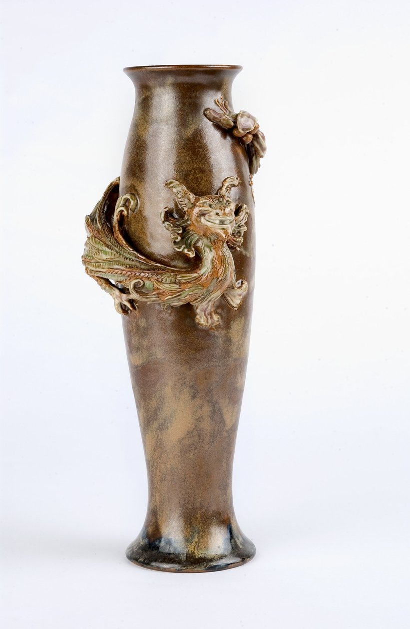 Zöld és barna mázas váza öntött sárkánydomborművel, Doulton und Co., Lambeth, 1905 körül (kőedény) alkotó: Mark V. Marshall