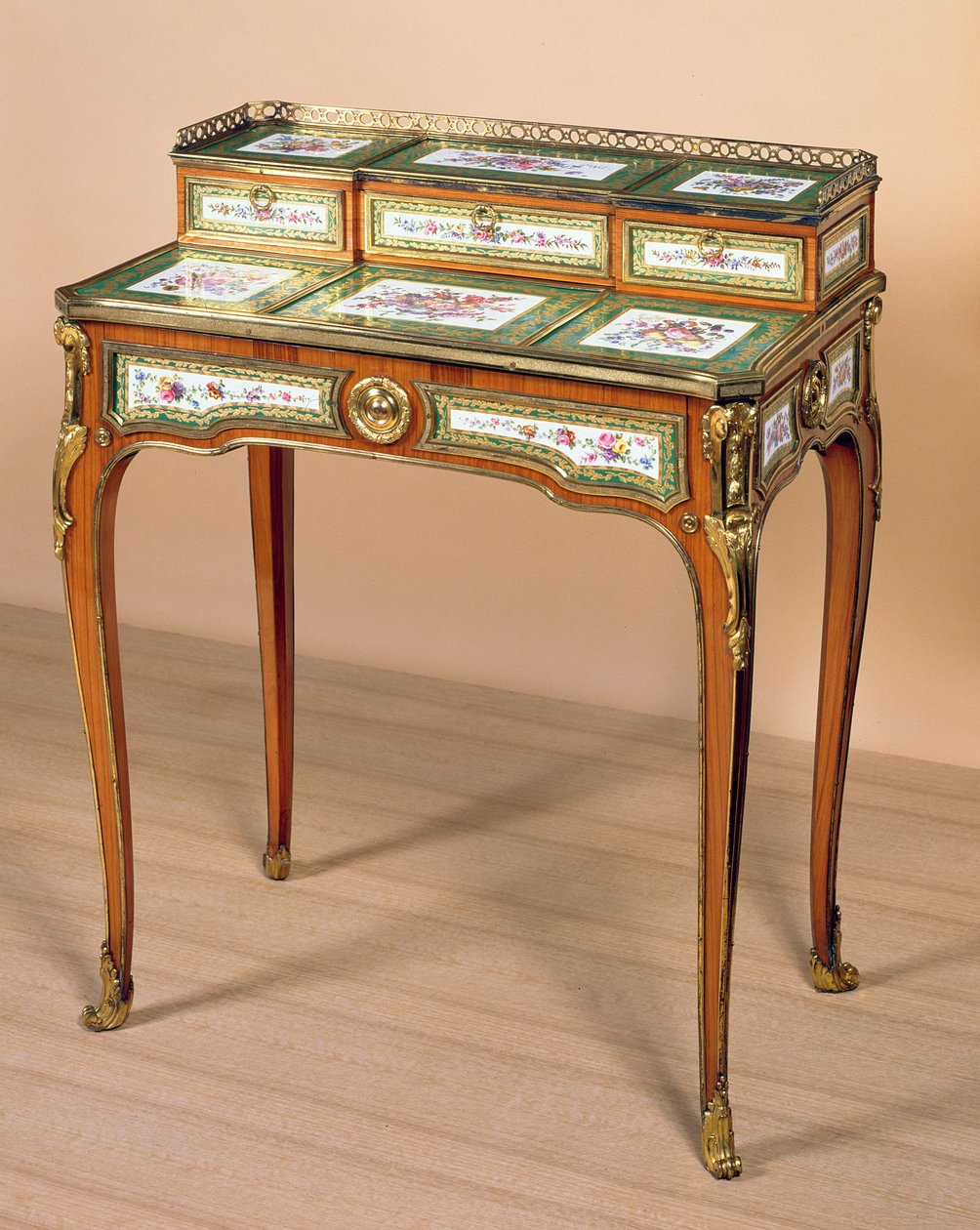 Hölgyi "bonheur de jour" íróasztal, 1765 (tulipánfa furnér tölgyfán, sevres-i porcelán plakettekkel és aranyozott bronzzal díszítve) alkotó: Martin Carlin