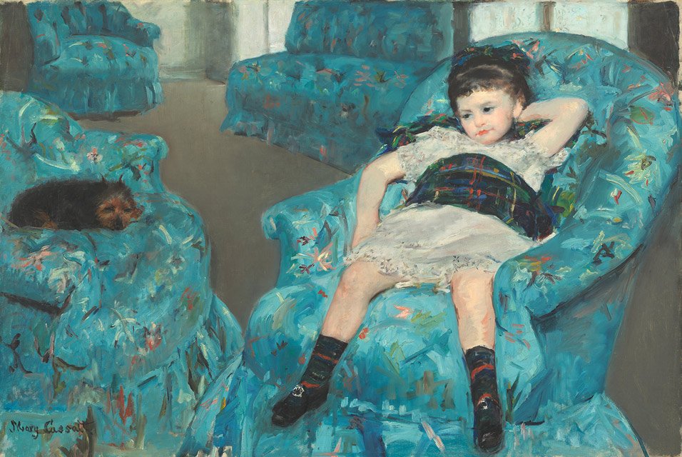 Kislány kék karosszékben alkotó: Mary Cassatt