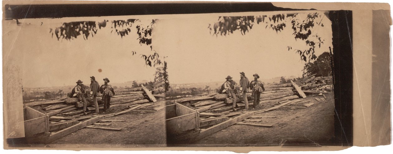 3 Reb Pris[oners] a B[reast]works mögött, 1863 (szépia fotó) alkotó: Mathew B. Brady