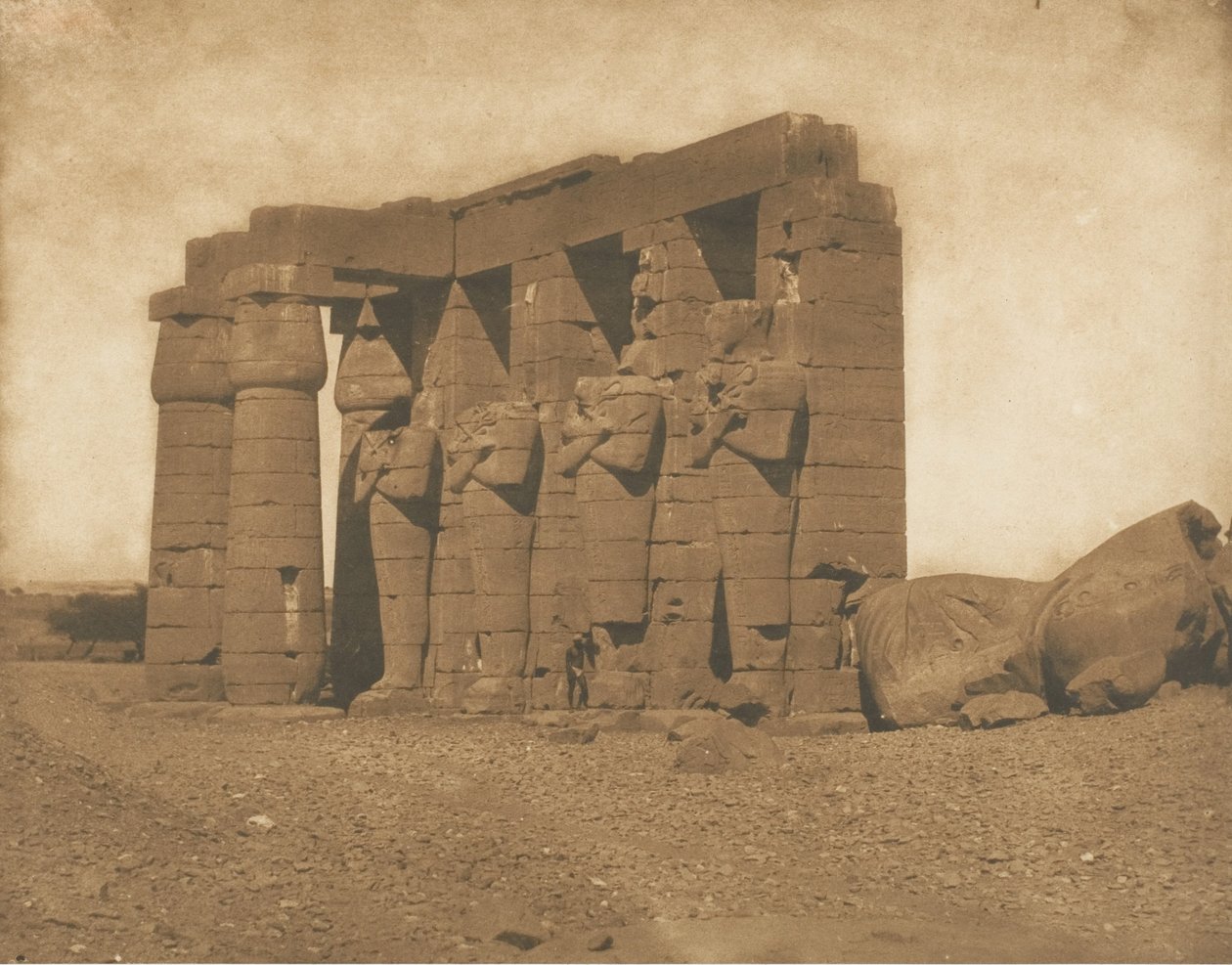 A Ramesseum kolosszusai, 1850. alkotó: Maxime Du Camp