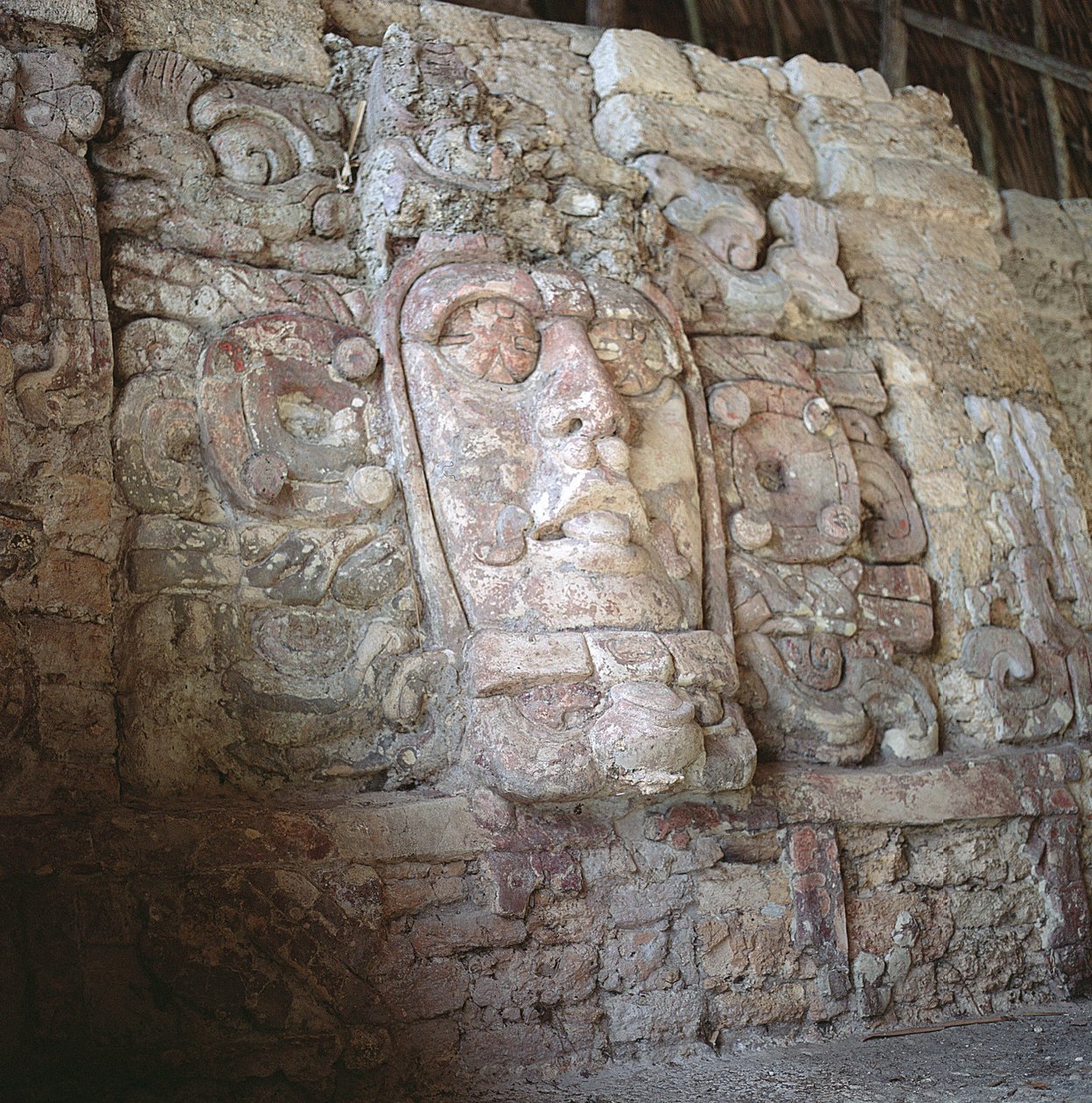 Építészeti maszk, Mascarones templom, Kohunlich, Yucatán-félsziget, Mexikó Korai klasszikus időszak (Kr. u. 300-600) (kő és stukkó) alkotó: Mayan