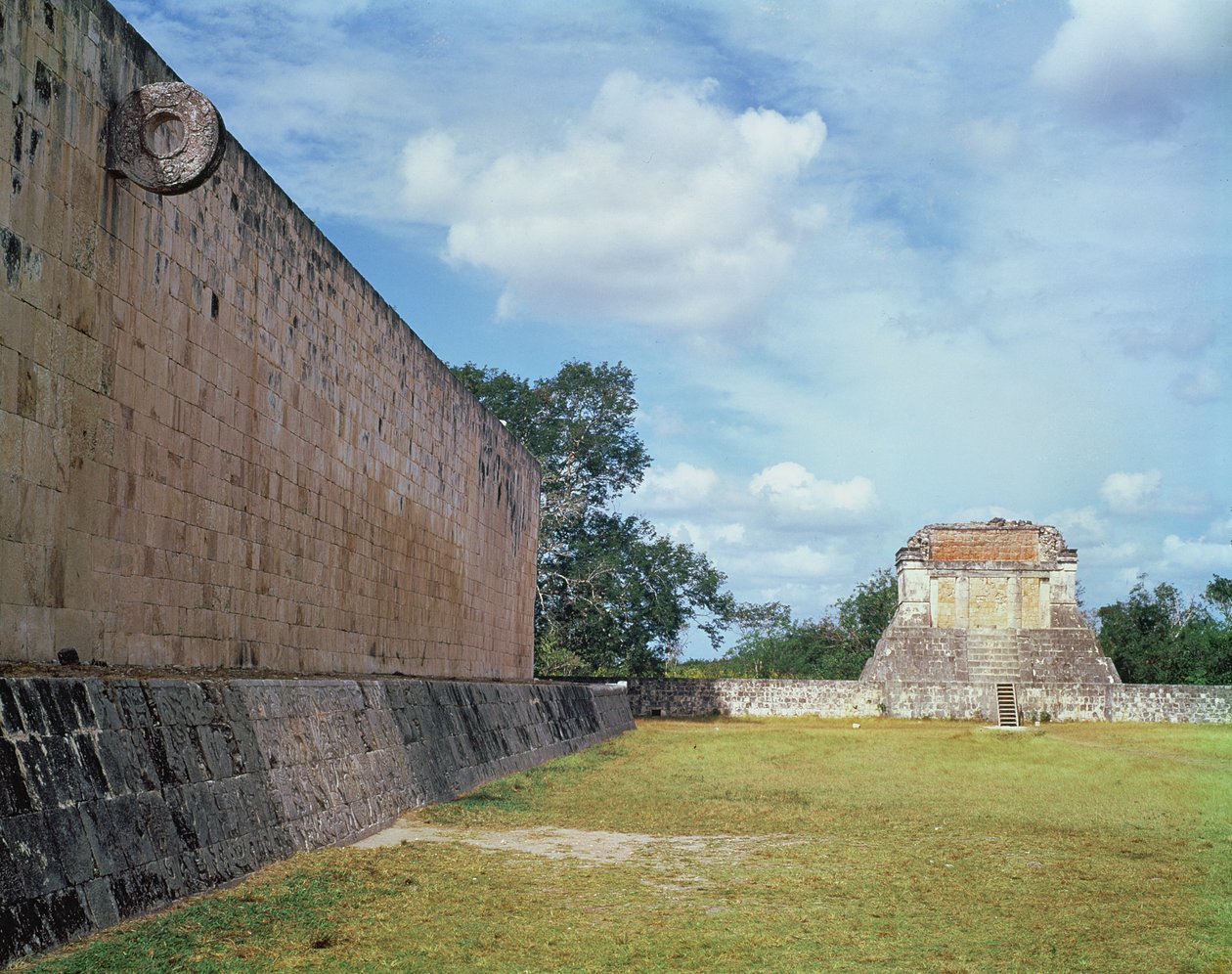 A labdapálya fala, valószínűleg a korai posztklasszikus korszakban készült el, Kr.u. 900-1200 körül. alkotó: Mayan