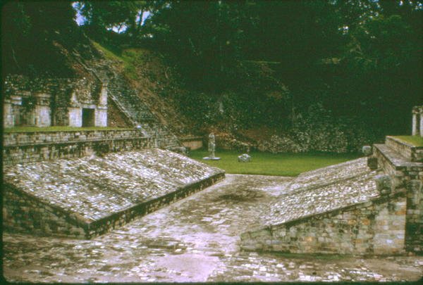Vallási játékokhoz használt labdapálya alkotó: Mayan