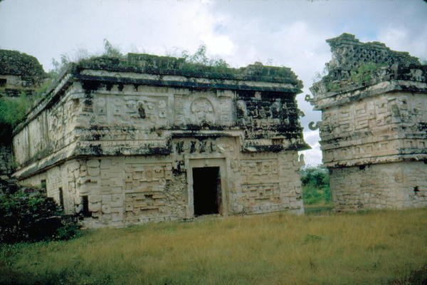 Kolostor és melléképület alkotó: Mayan
