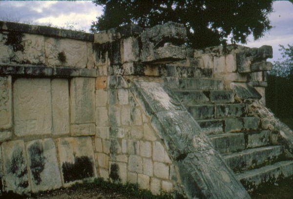 A tigrisek és a sasok platformja alkotó: Mayan