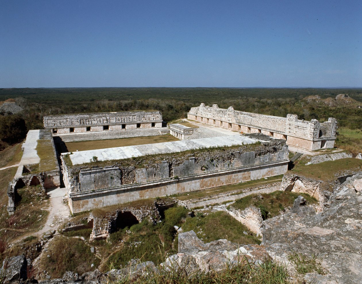 A kolostornégyszög látképe, 9-10. század alkotó: Mayan