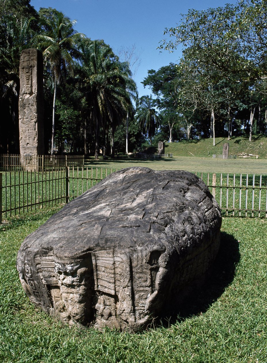 Zoomorf G oltár és E kő alkotó: Mayan