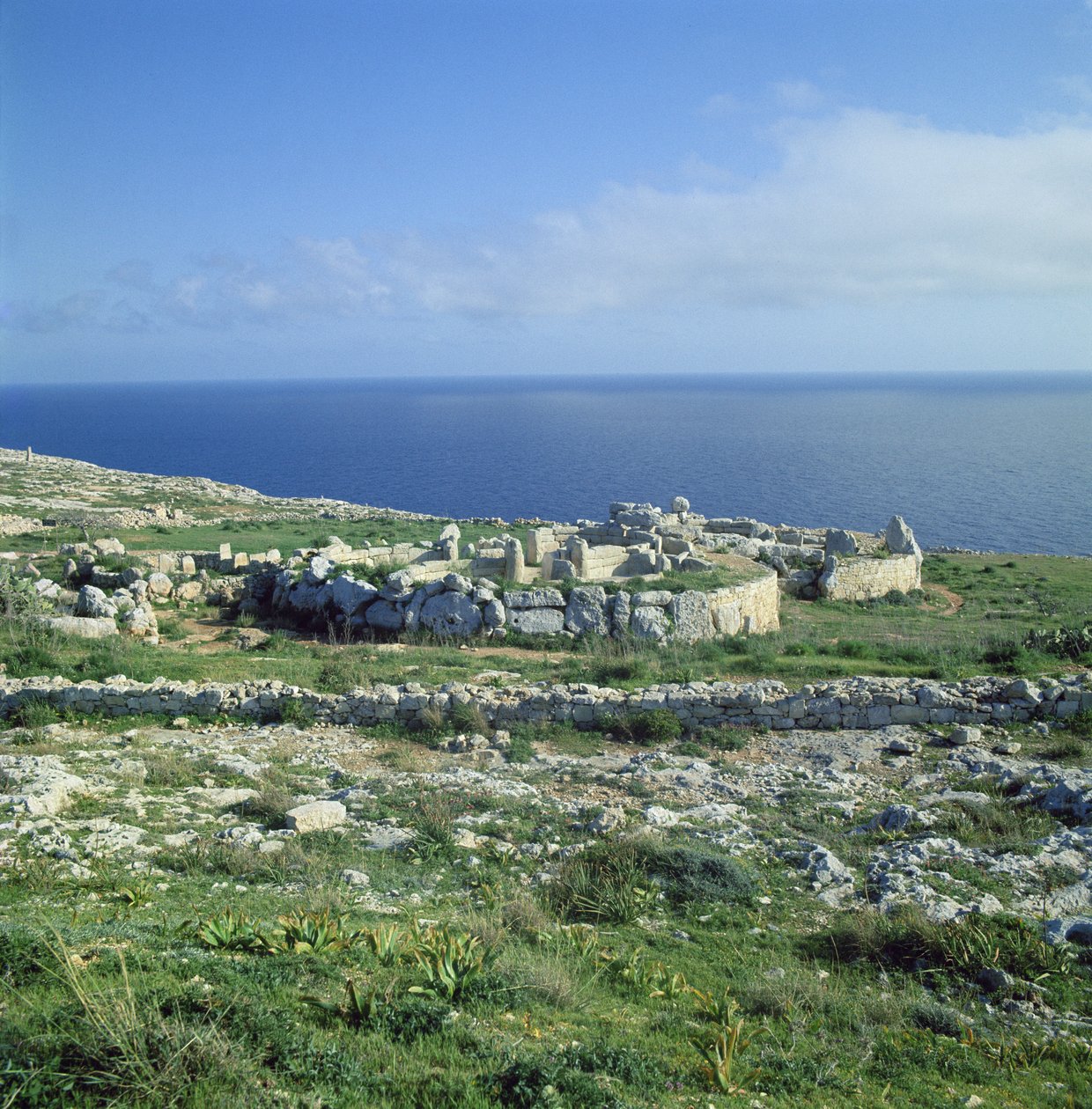 Megalitikus templom helye, Kr.e. 30000-kb.25000 alkotó: Megalithic