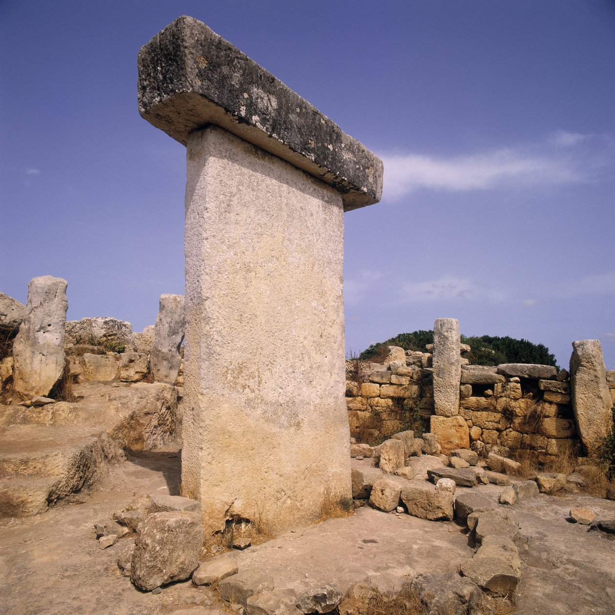 Taula régészeti lelőhelyen, Menorca, Spanyolország alkotó: Megalithic Megalithic