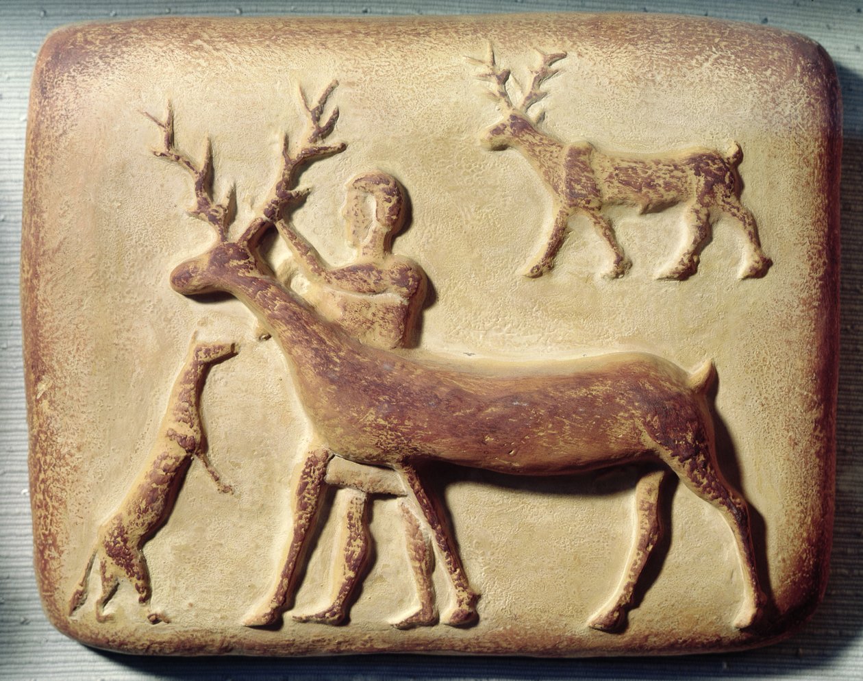 Szarvast tartó embert ábrázoló festett dombormű, Mari, Középső-Eufrátesz, Mariból alkotó: Mesopotamian