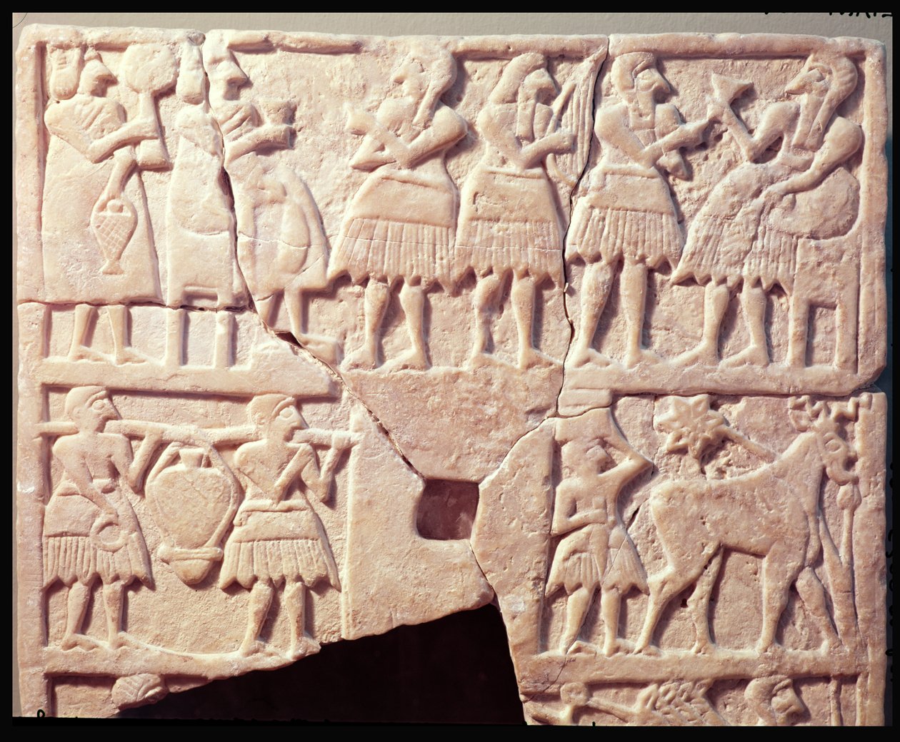 Fogadalmi emléktábla felajánlás jelenetet ábrázoló Diyala-ból, a korai dinasztikus időszakból, ie 2600-2500 alkotó: Mesopotamian