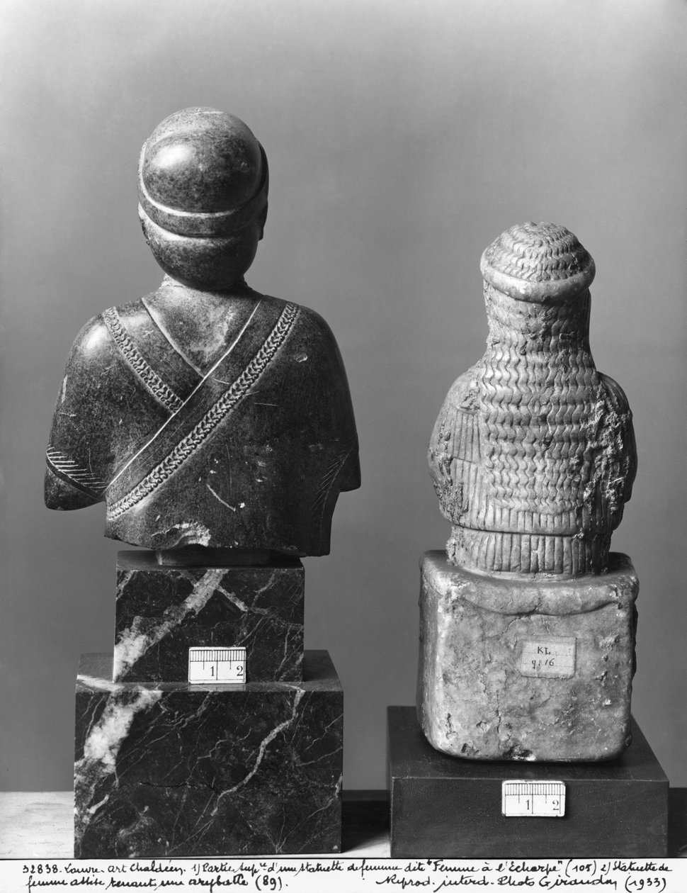 Nő kendővel, nő kezében aryballos, hátulnézet, újsumer, Tellohból, ókori Girsu, Kr.e. 2150 körül (klorit) (lásd még 286959, 286960). alkotó: Mesopotamian