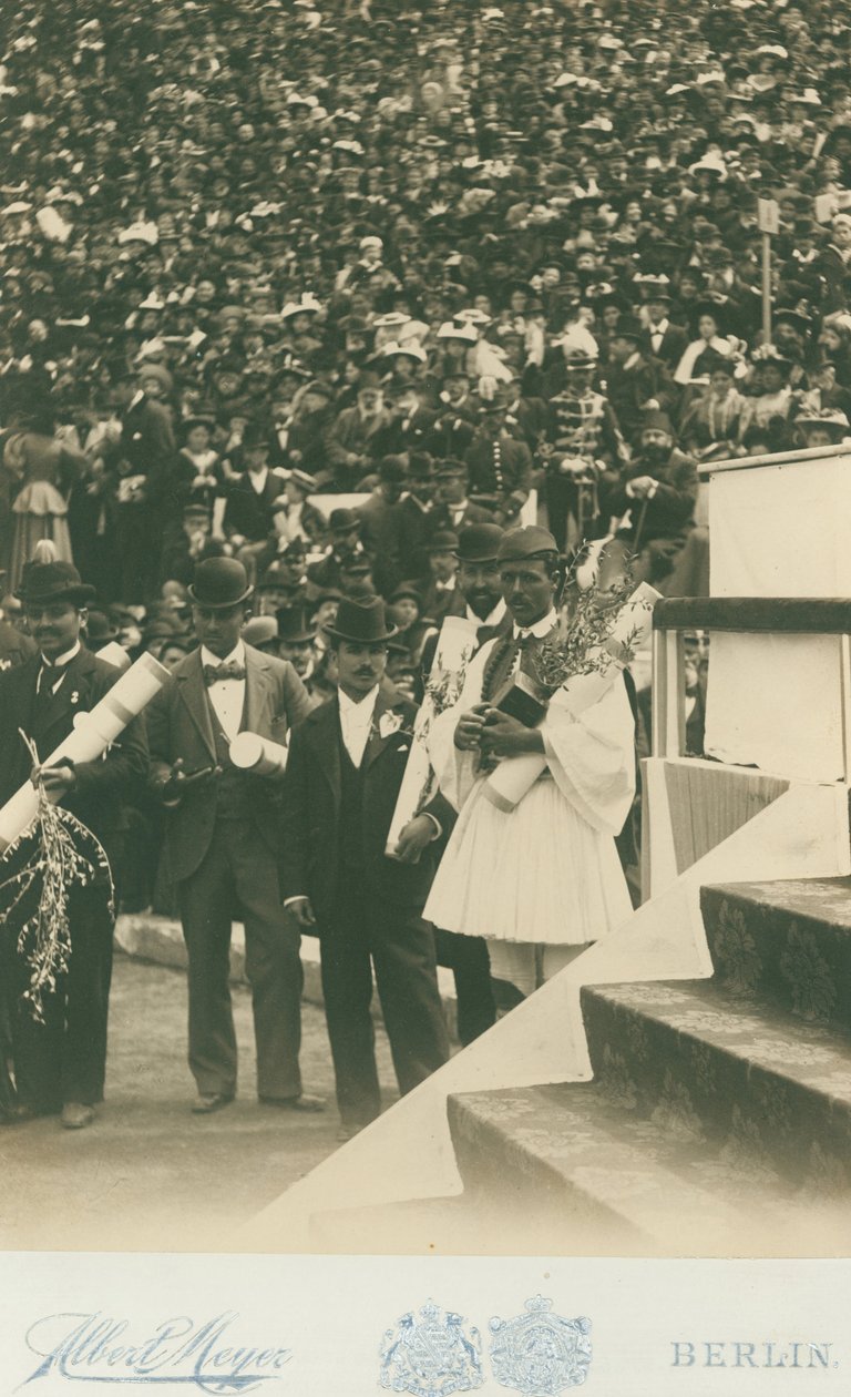 Olimpiai játékok, 1896; Spyros Louis -t más olimpiai győztesekkel együtt fényképezték a meditáció során ... alkotó: Meyer Albert