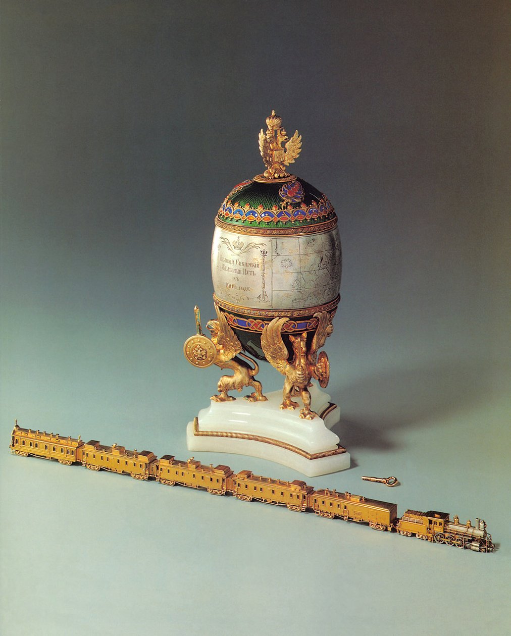 A transzszibériai vasúti tojás, 1900 (onix, ezüst, arany, platina, kvarc és zománc) alkotó: Michael Evlampievich Perkhin