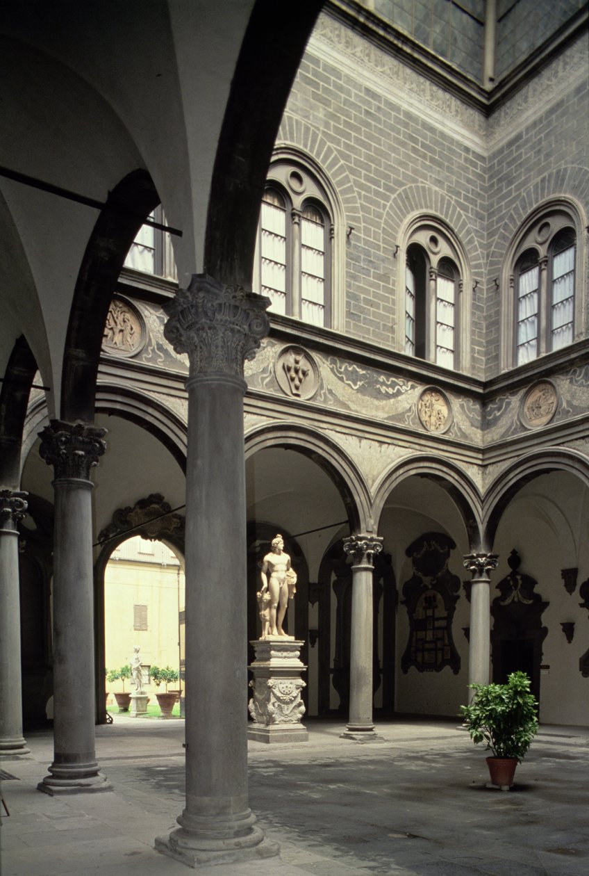 Belső udvar alkotó: Michelozzo di Bartolommeo