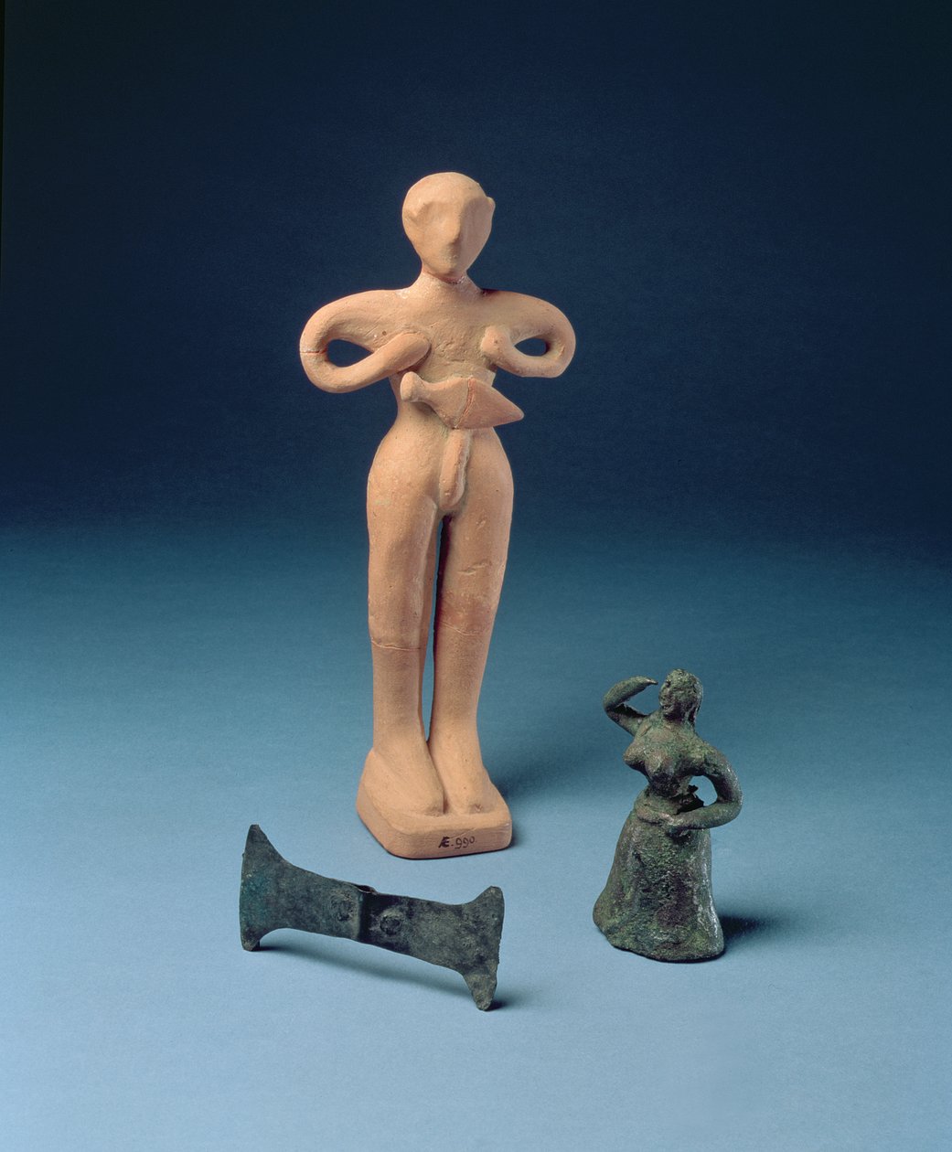 Dupla fejszefej és két figura Knósszoszból, Késő Minószi, Kr.e. 1500 körül (L-től R-ig bronz, terrakotta és bronz) (lásd még: 419819) alkotó: Minoan