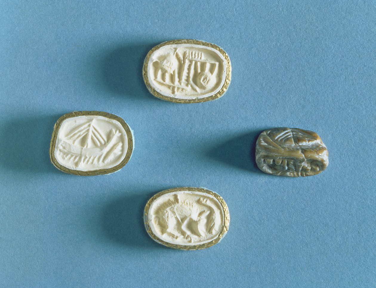 Pecsét három knósszosi lenyomattal, korai minószi (steatit) alkotó: Minoan