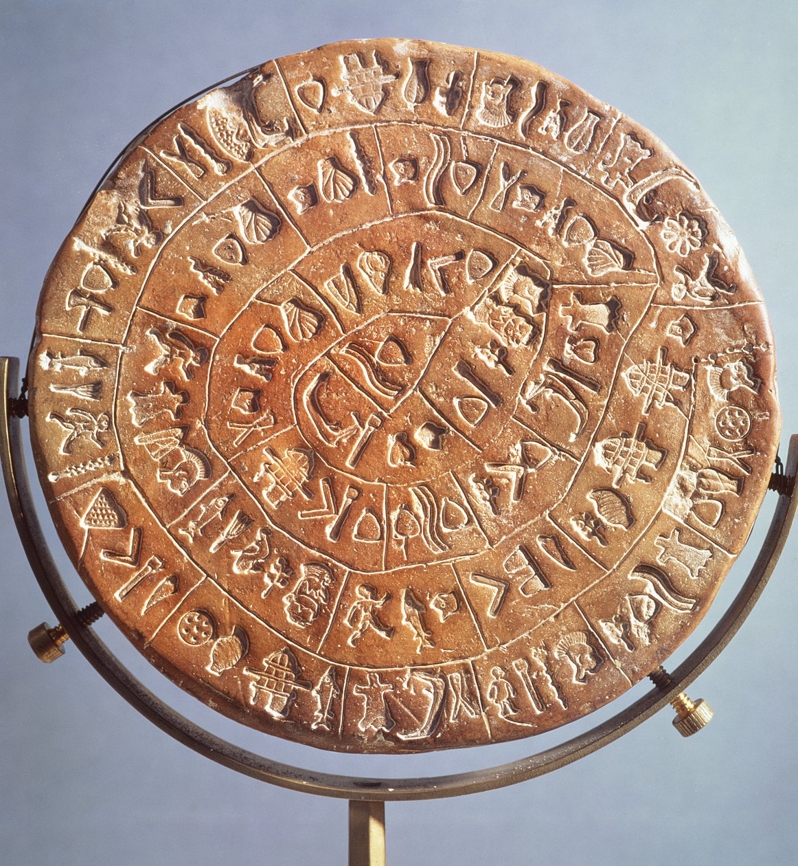 A Phaistos korong, ismeretlen jelentésű szimbólumokkal, Krétáról, Kr.e. 1650 körül (agyag) (másik oldalát lásd 106116). alkotó: Minoan
