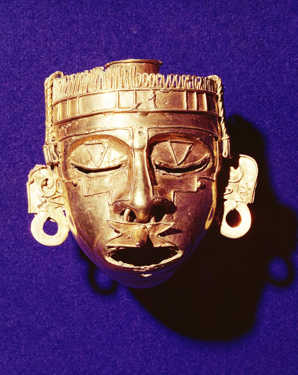 Xipe Totec isten maszkja, a 7. sírból, Monte Alban, 1300-1450 (arany) alkotó: Mixtec