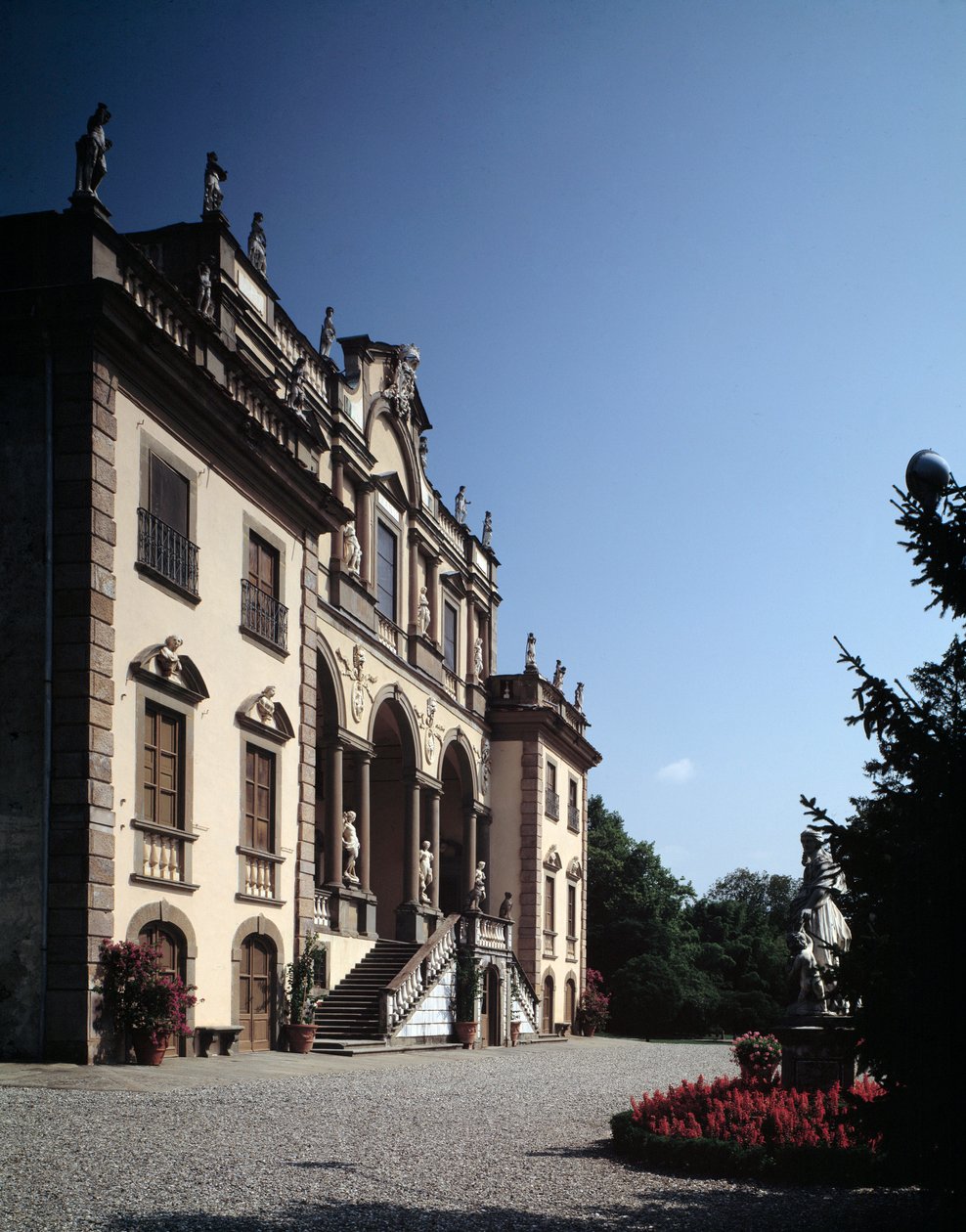 Villa Mansi homlokzata alkotó: Muzio (circle of) Oddi