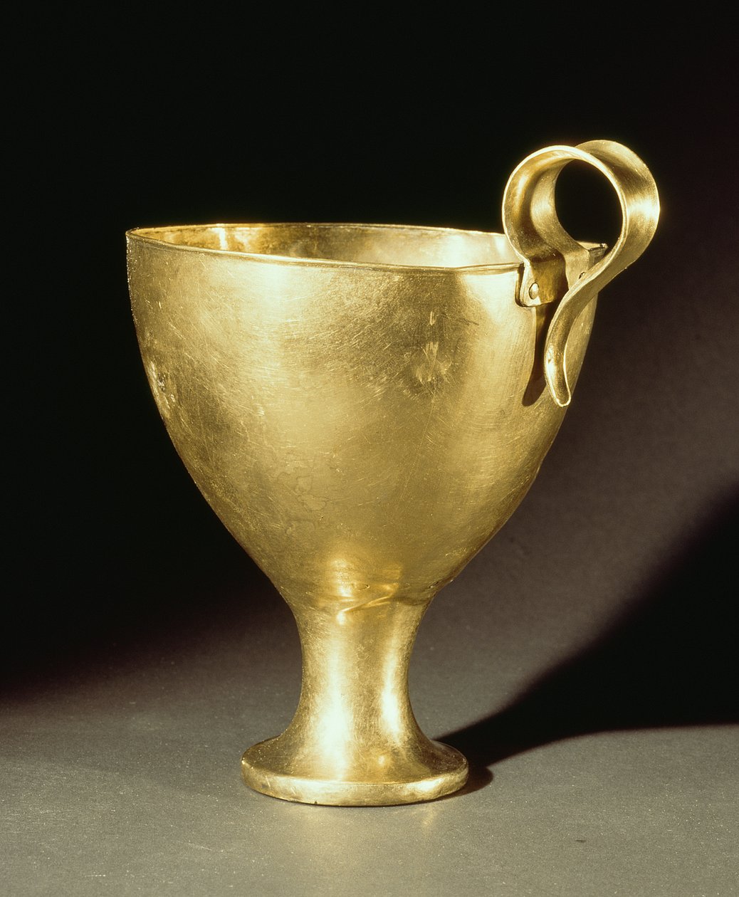 Csésze a IV. aknasírból, Mükéné, Kr.e. 16. század (arany) alkotó: Mycenaean