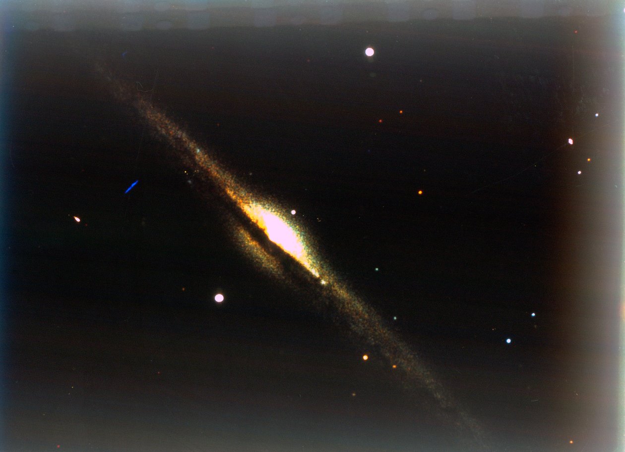 A Tűgalaxis Coma Berenicesben. alkotó: NASA Images