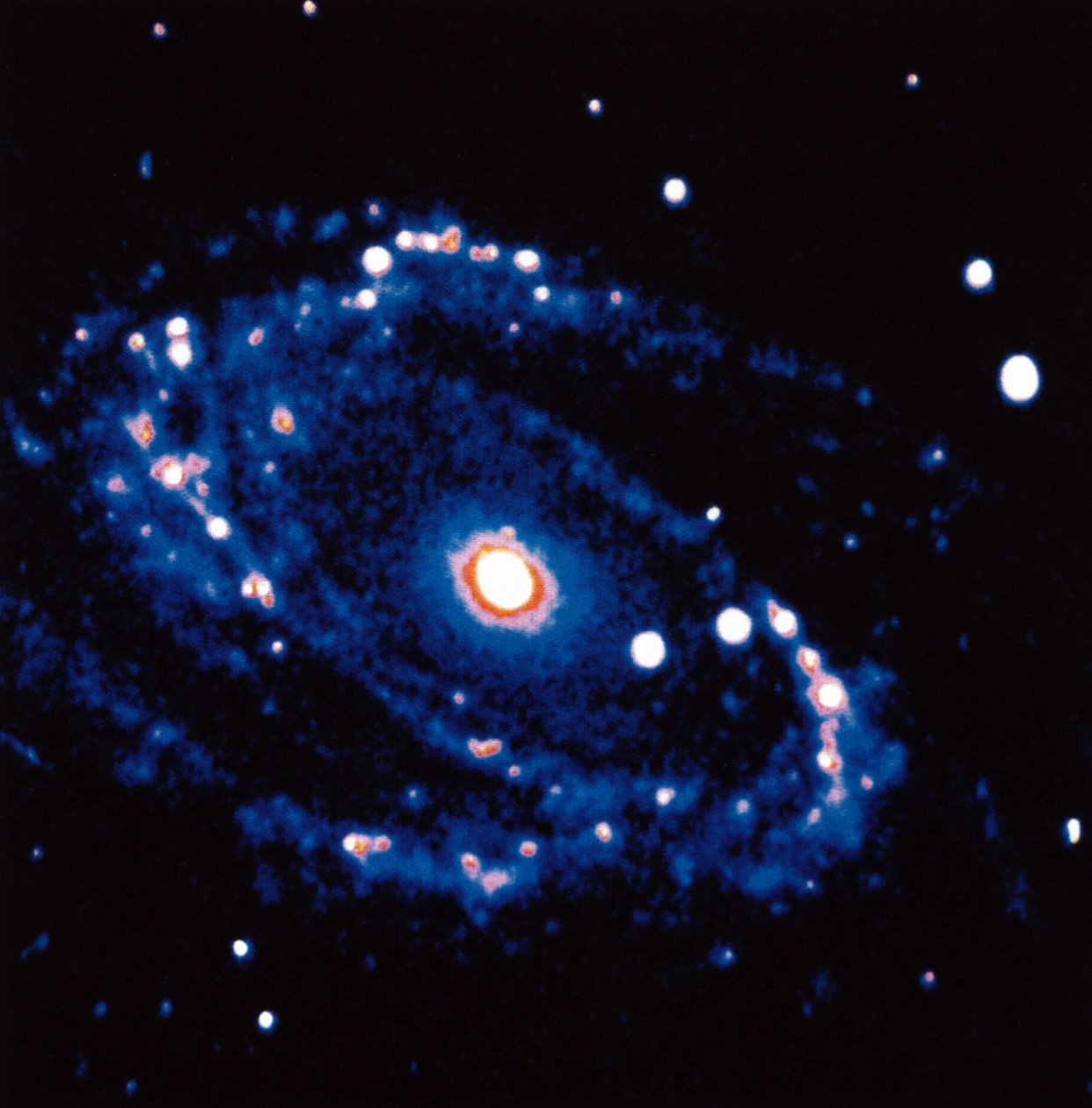 Spirálgalaxis M81 a Kis Ursa csillagképben. A galaxis körülbelül 12 millió fényévnyire van a Earth Photographtól. NASA fénykép alkotó: National Aeronautics and Space Administration National Aeronautics and Space Administration