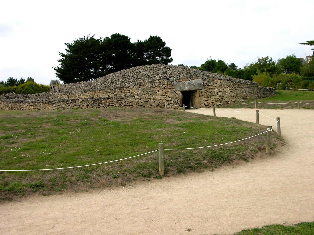 Az 1825-ben felfedezett átjárósír bejárata alkotó: Neolithic