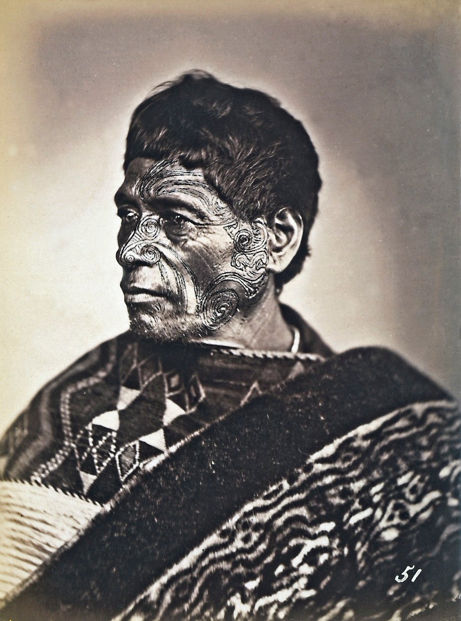 Egy tetovált arcú maori portréja, 1886-88 körül alkotó: New Zealand Photographer