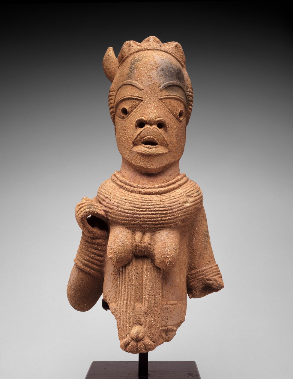 Egy női alak feje és törzse, Jos Plateau régió, Nigéria, Kr.e. 500-i.sz. 200 (cserép) alkotó: Nok Culture