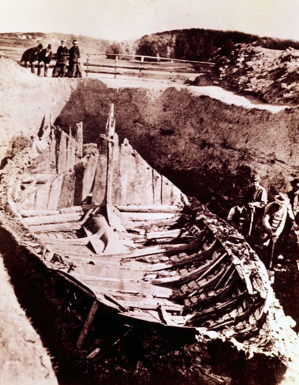 A "Gokstad" viking hosszúhajó ásatásai, amelyeket a 9. században fedeztek fel Norvégiában, 1880 alkotó: Norwegian Photographer