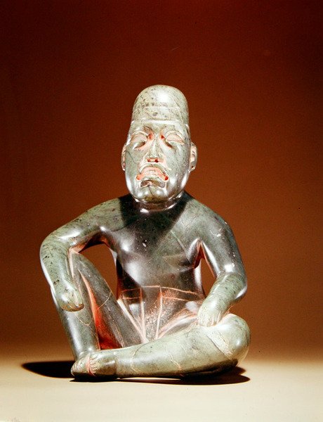 Jade figura (jadit festékmaradványokkal) alkotó: Olmec