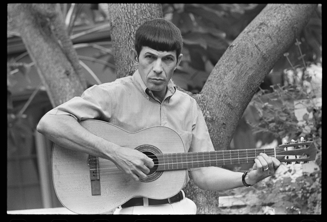 Leonard Nimoy gitározik alkotó: Orlando Suero
