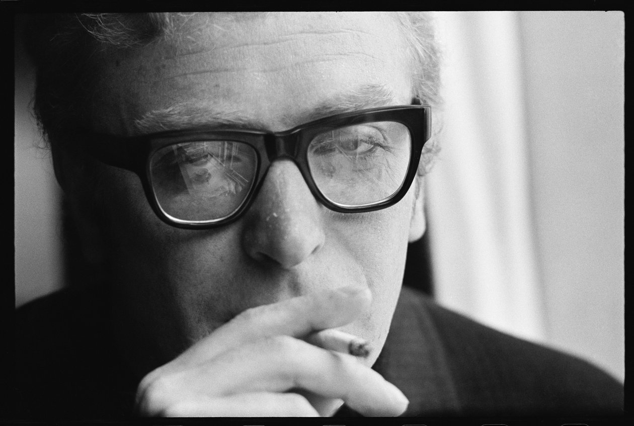 Michael Caine dohányzik alkotó: Orlando Suero