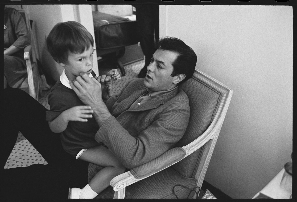 Tony Curtis lányával, Jamie Lee Curtisszel alkotó: Orlando Suero