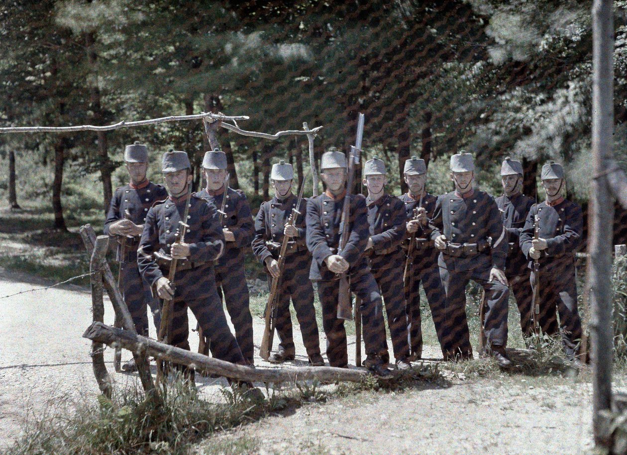 Svájci határőrök egy csoportja a Svájc és Franciaország közötti kerítés mögött, Haut-Rhin megye, Elzász, Franciaország, 1917. június 19. (autokróm) alkotó: Paul Castelnau