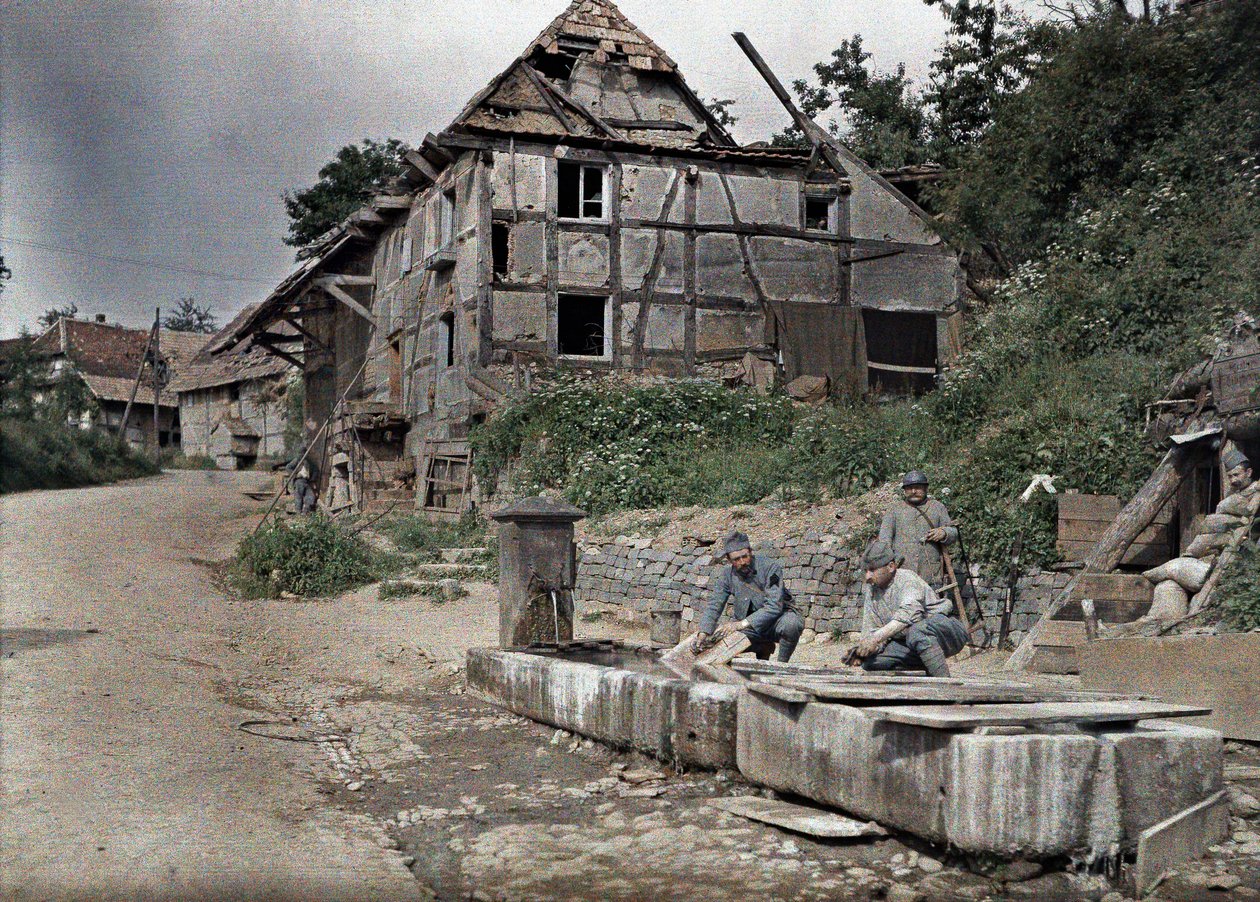 Két francia katona egy telefonállomáshoz rendelt, akik egy vályúban mossák ki a szennyesüket, Largitzen, Haut-Rhin, Elzász, Franciaország, 1917. június 18. (autokróm) alkotó: Paul Castelnau