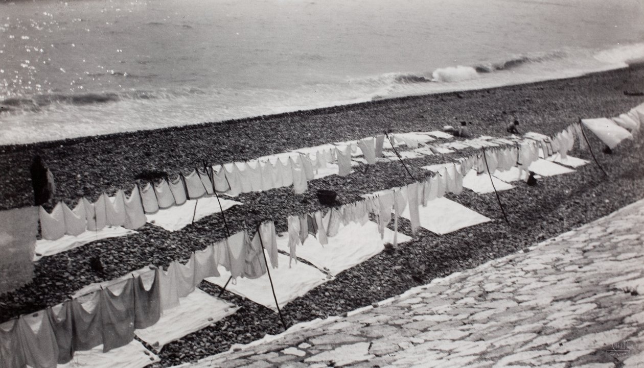 Mosás szárítása a tengerparton, Nizza alkotó: Paul Nash
