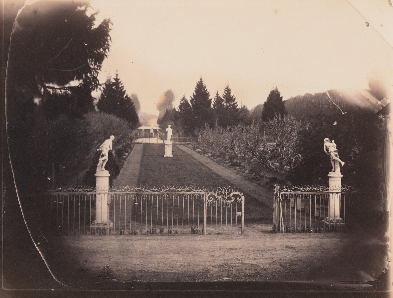 Kerti jelenet szoborral,c. 1853 (fotó) alkotó: Paul Thivier