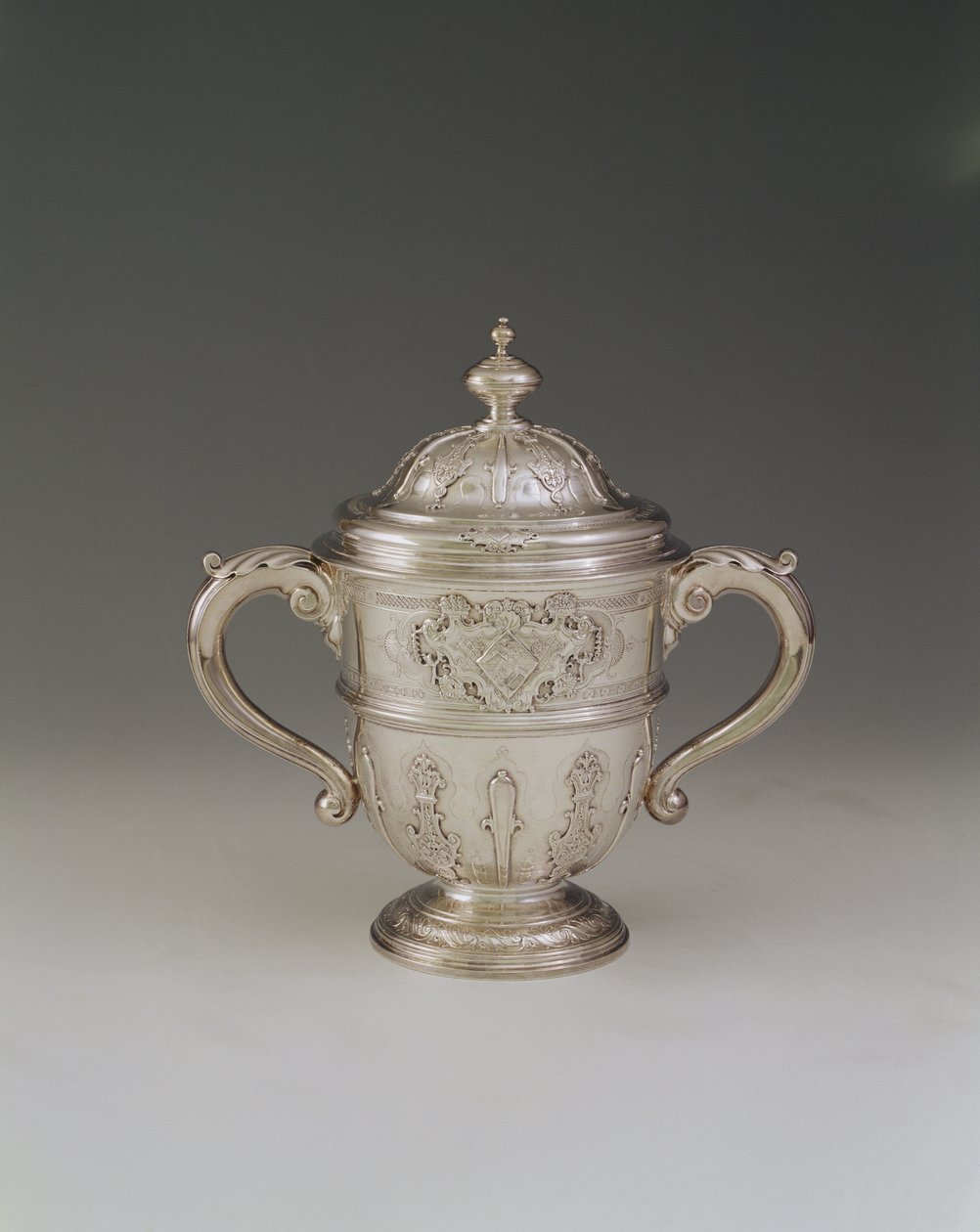 Kétnyeles pohár és borító, 1730-31 alkotó: Paul de Lamerie