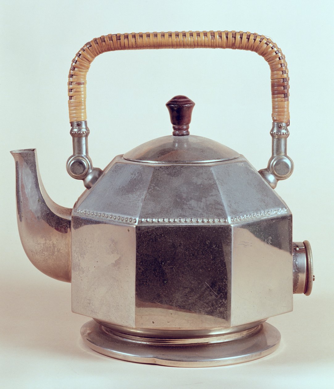 Elektromos vízforraló, A.E.G.-hez tervezve, 1908 körül alkotó: Peter Behrens