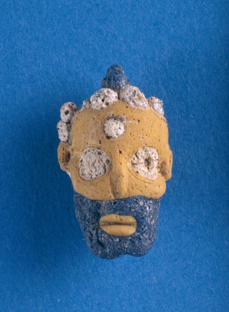 Groteszk fejű medál, föníciai kereskedelmi tárgy Szíriából, Kr.e. 6-4. század (polikróm üveg) alkotó: Phoenician