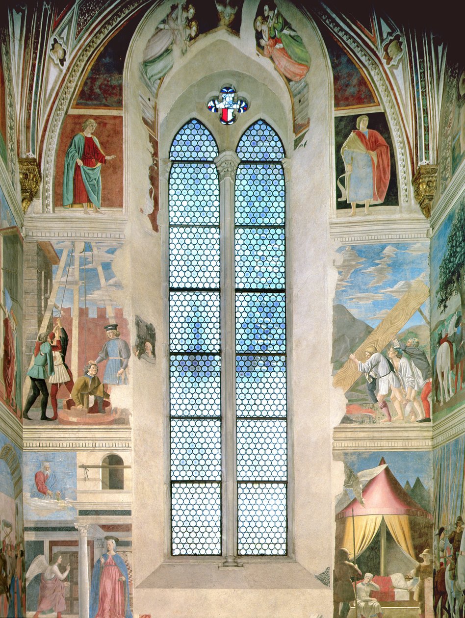 Kilátás az apszis végfalára, az 1464-ben elkészült Igaz kereszt legendája ciklus freskóival (restaurálás után) alkotó: Piero della Francesca