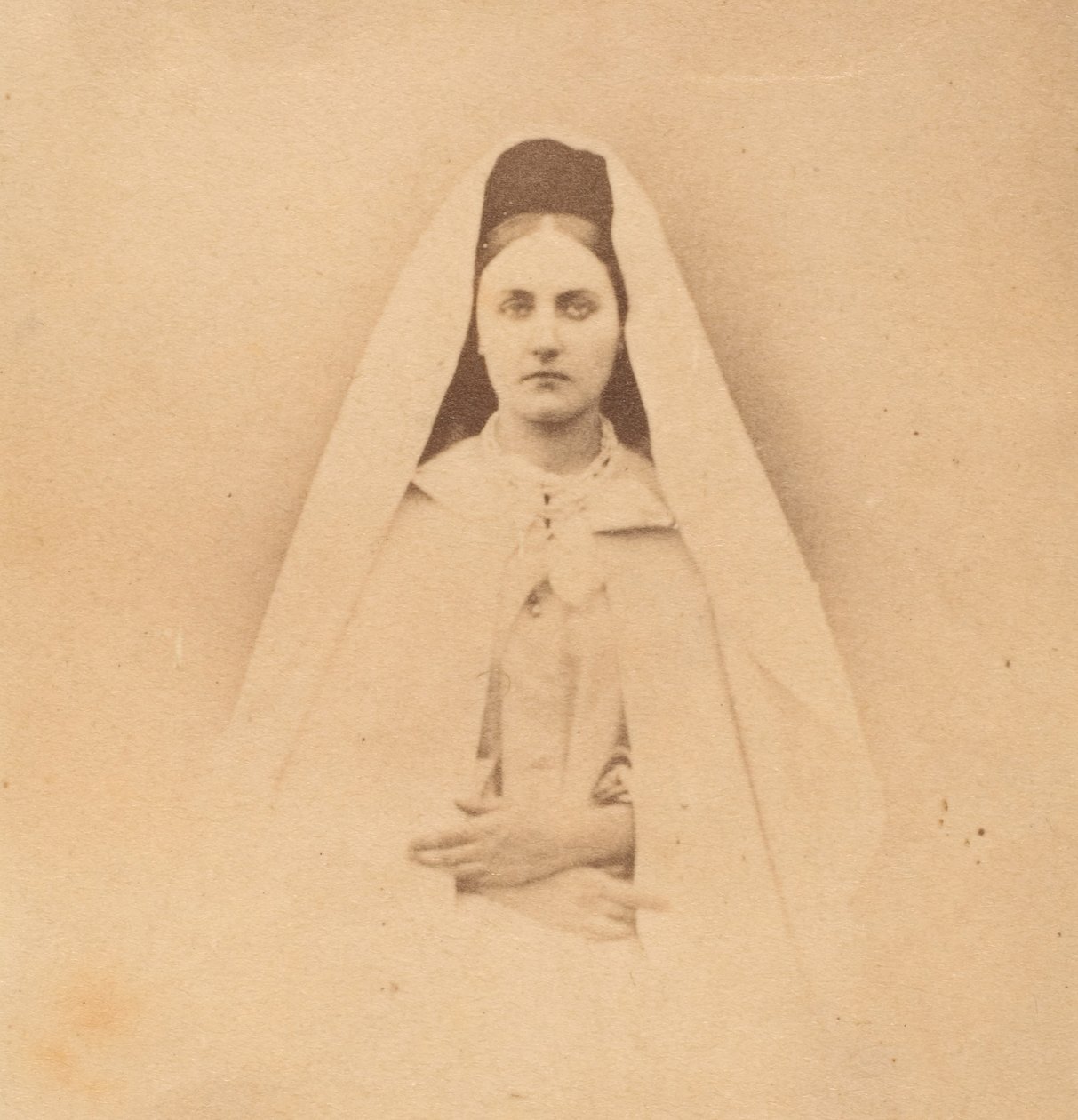 A fehér apáca, 1860-as évek. alkotó: Pierre Louis Pierson